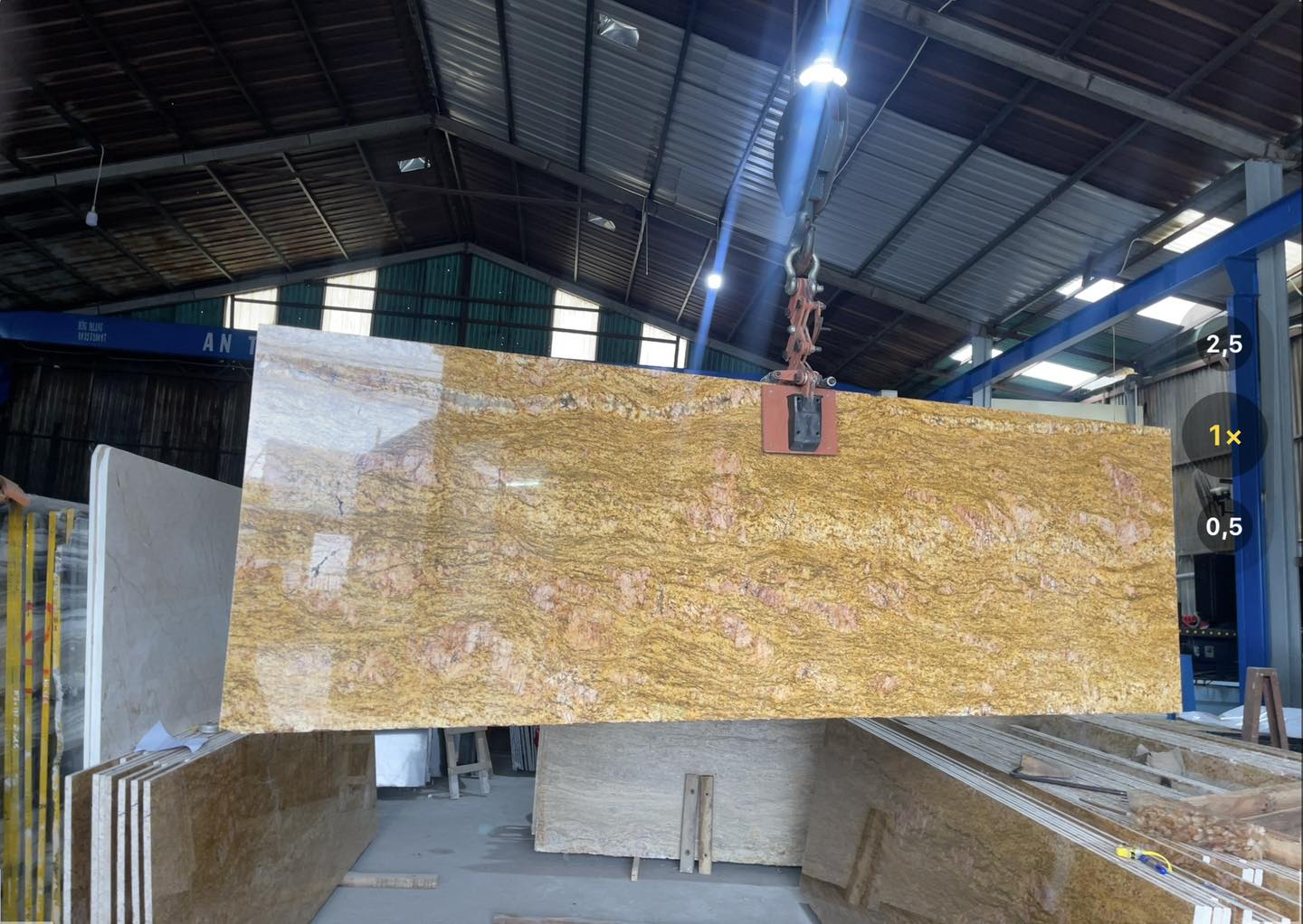 đá hoa cương Vàng Hoàng Gia (Royal Gold) tại Kho Đá Quốc Duy Sài Gòn